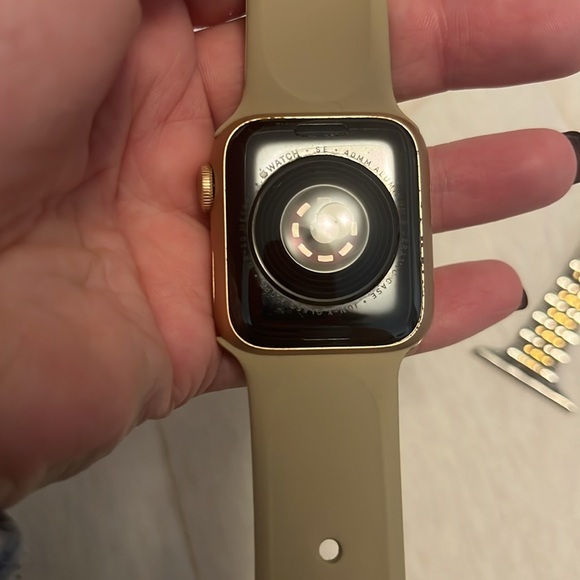 Rose Gold Apple Watch SE 40 mm - Picture 3 of 10